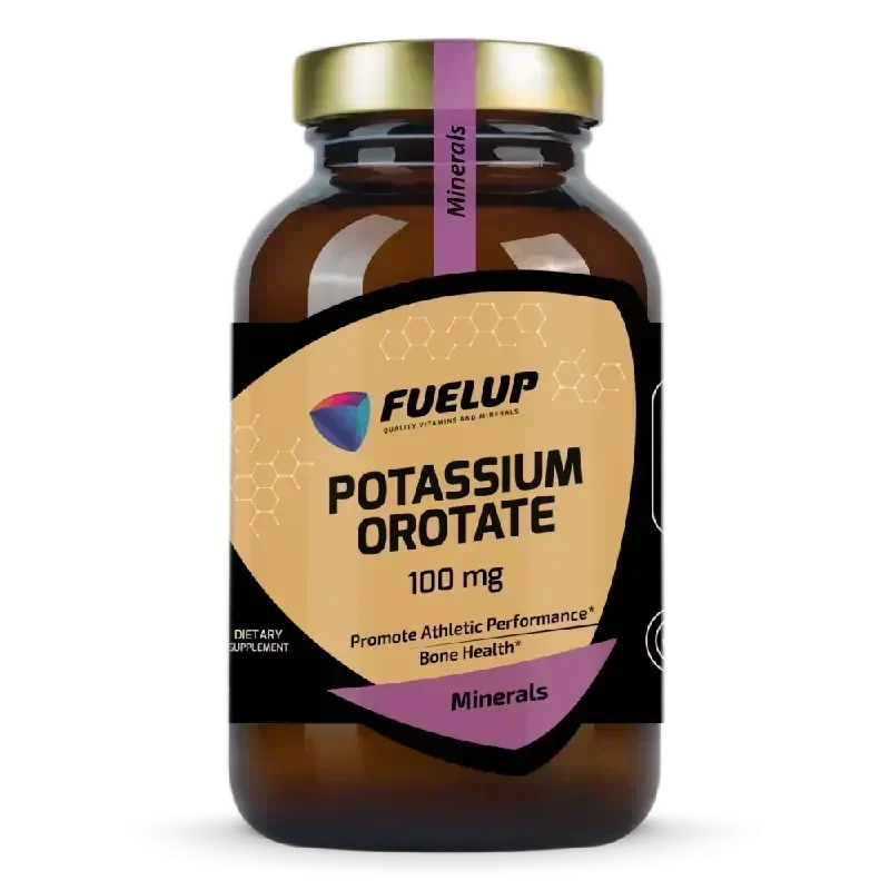 POTASSIUM OROTATE 100 MG, 120 VEG KAPS. Kalis sportinei veiklai, raumenų funkcijai ir kaulų sveikatai. Kalis yra vienas iš svarbiausių organizmui būtinų mineralų ir elektrolitų, palaikančių normalų nervų sistemos bei raumenų funkcionavimą. Jis taip pat padeda reguliuoti skysčių balansą organizme, todėl yra itin reikšmingas tiek aktyviai sportuojantiems, tiek siekiantiems palaikyti kasdienę sveikatą. „Fuel-Up Potassium Orotate“ pasižymi ypatinga forma – kalis čia sujungtas su oroto rūgštimi, kuri yra natūrali jungtis, dalyvaujanti nukleorūgščių sintezėje. Ši chelatinimo forma užtikrina geresnį mineralo įsisavinimą ir biologinį prieinamumą. Kalis yra svarbus raumenų susitraukimui ir atsipalaidavimui, todėl jo pakankamas kiekis tiesiogiai veikia fizinį pajėgumą ir ištvermę. Be to, jis prisideda prie normalaus kraujospūdžio palaikymo, nervinių impulsų perdavimo bei bendro energijos balanso organizme. Sportininkams ir fiziškai aktyviems žmonėms kalis yra ypač svarbus, nes padeda kompensuoti per prakaitą prarastus elektrolitus ir užtikrina tinkamą raumenų veiklą. „Fuel-Up Potassium Orotate 100 mg“ kapsulės suteikia patogų būdą papildyti kalio atsargas organizme, užtikrinant sklandžią nervų sistemos, raumenų ir kaulų sveikatos veiklą. Pagrindinės savybės Palaiko normalų raumenų susitraukimą ir nervinių impulsų perdavimą Prisideda prie elektrolitų balanso ir skysčių reguliavimo organizme Chelatuota forma su oroto rūgštimi – geresnis pasisavinimas ir efektyvumas Gali skatinti sportinį pajėgumą bei ištvermę Svarbus kaulų sveikatai ir bendram organizmo energijos balansui Tinka vegetarams ir veganams (augalinės kapsulės) Kada geriausia vartoti Kasdien kartu su maistu – bendram elektrolitų balansui palaikyti Prieš ar po treniruotės – raumenų funkcijai ir ištvermei palaikyti Vasarą ar karštu oru – kai gausiai prakaituojama ir prarandami mineralai Intensyvaus darbo ar fizinio krūvio laikotarpiais Su kuo geriausia vartoti Su magniu – raumenų funkcijai ir nervų sistemai palaikyti Su kalciu – kaulų stiprinimui ir mineralų balansui Su elektrolitų papildais – sportinio pajėgumo palaikymui Su B grupės vitaminais – energijos apykaitai Maistinė vertė Porcijos dydis: 1 veg kapsulė Porcijų pakuotėje: 120 Sudedamoji dalis Kiekis porcijoje %RMV* Kalis (iš kalio orotato) 100 mg 2 % *RMV – referencinė maistinė vertė Sudėtis Kalis (kalio orotatas); kapsulė: hidroksipropilmetilceliuliozė; rišiklis: magnio riebalų rūgščių druskos; užpildas: mikrokristalinė celiuliozė; silicio dioksidas. Be: kviečių, sojų, pieno, riešutų, kiaušinių, vėžiagyvių. Įspėjimai Tik suaugusiesiems. Nerekomenduojama vartoti nėštumo ar žindymo laikotarpiu. Prieš vartojimą pasitarkite su gydytoju, jei vartojate vaistus ar turite sveikatos sutrikimų. Laikyti vaikams nepasiekiamoje vietoje. Laikymo sąlygos Laikyti sausoje, vėsioje vietoje, saugoti nuo drėgmės ir tiesioginių saulės spindulių. Gamintojas / Importuotojas Gamintojas: nenurodytas Importuotojas: MB Mtrexs
